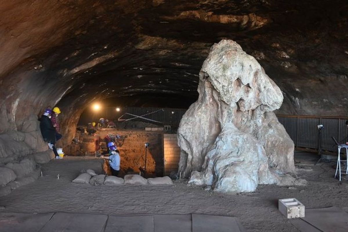 Di Gua Wonderwerk ditemukan peralatan kuno dari batu seperti kapak tangan, dan bukti manusia purba di gua ini sudah menggunakan api sekitar satu juta tahun yang lalu.