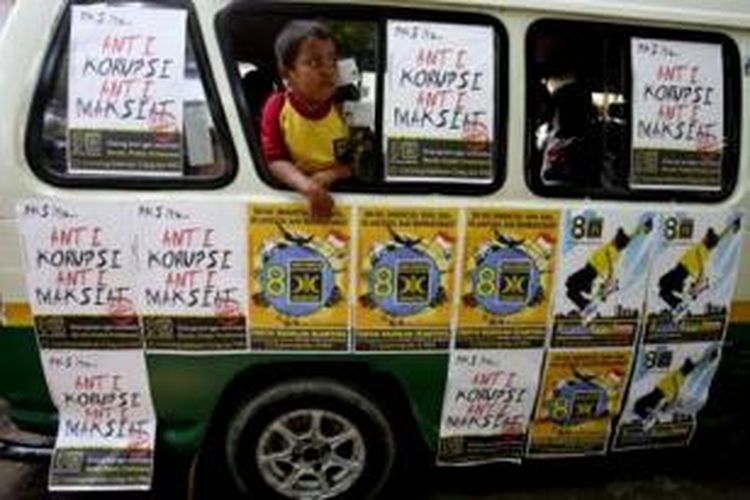 Beragam media digunakan untuk kampanye. Salah satunya yaitu dengan menghiasi angkot dengan poster-poster partai politik, seperti terlihat di halaman GOR Pajajaran Bandung, Jawa Barat, Kamis (19/3/2009).  