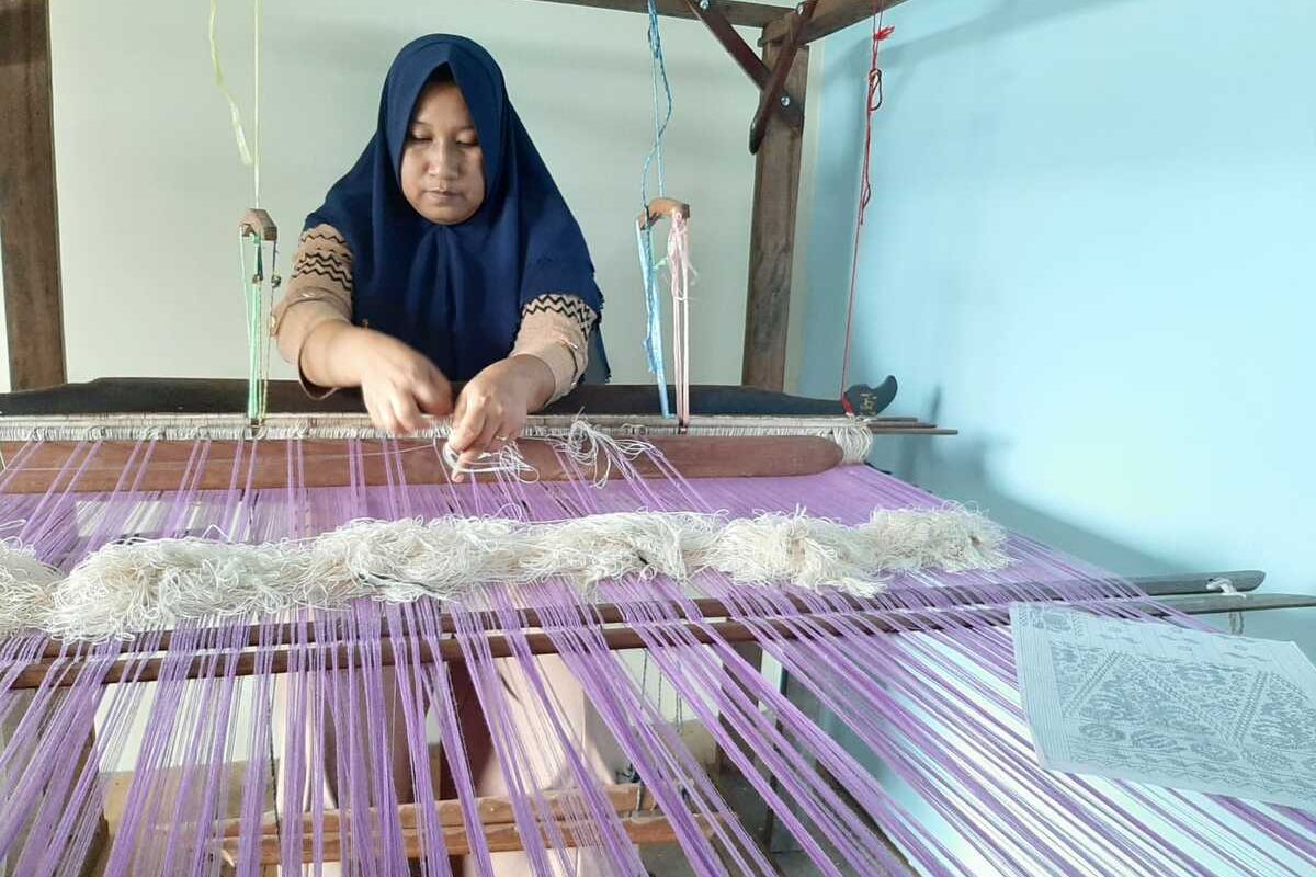 Aktivitas menenun kain di Barkat Songket, Desa Tanjung Mekar, Kecamatan Sambas, Kabupaten Sambas, Kalimantan Barat (Kalbar).