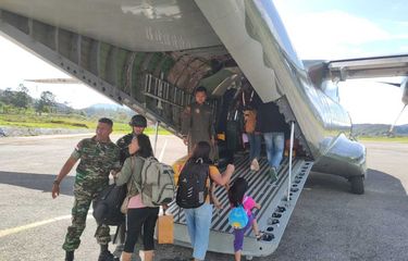 Puluhan warga Oksibil mengungsi ke Jayapura. Tampak beberapa warga sedang menaiki Pesawat CN TNI AU di Bandara Oksibil, Pegunungan Bintang, Papua Pegunungan, Jumat (1/1/2023)