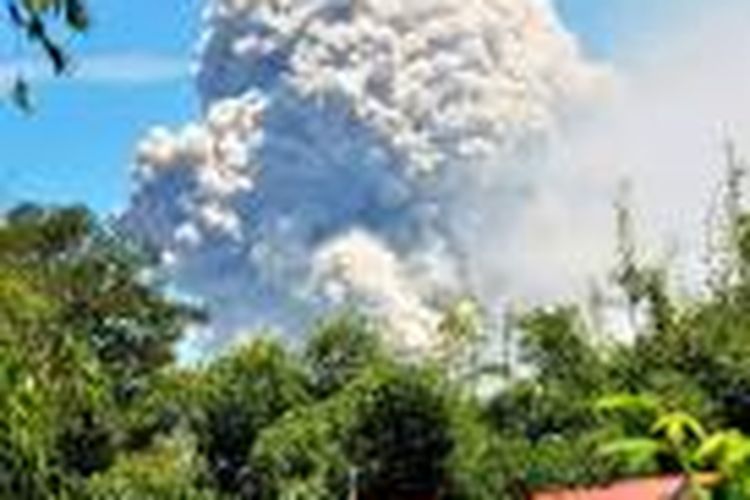 Semburan awan panas Gunung Sinabung di belakang rumah warga yang terjadi pada Selasa (4/8) kemarin