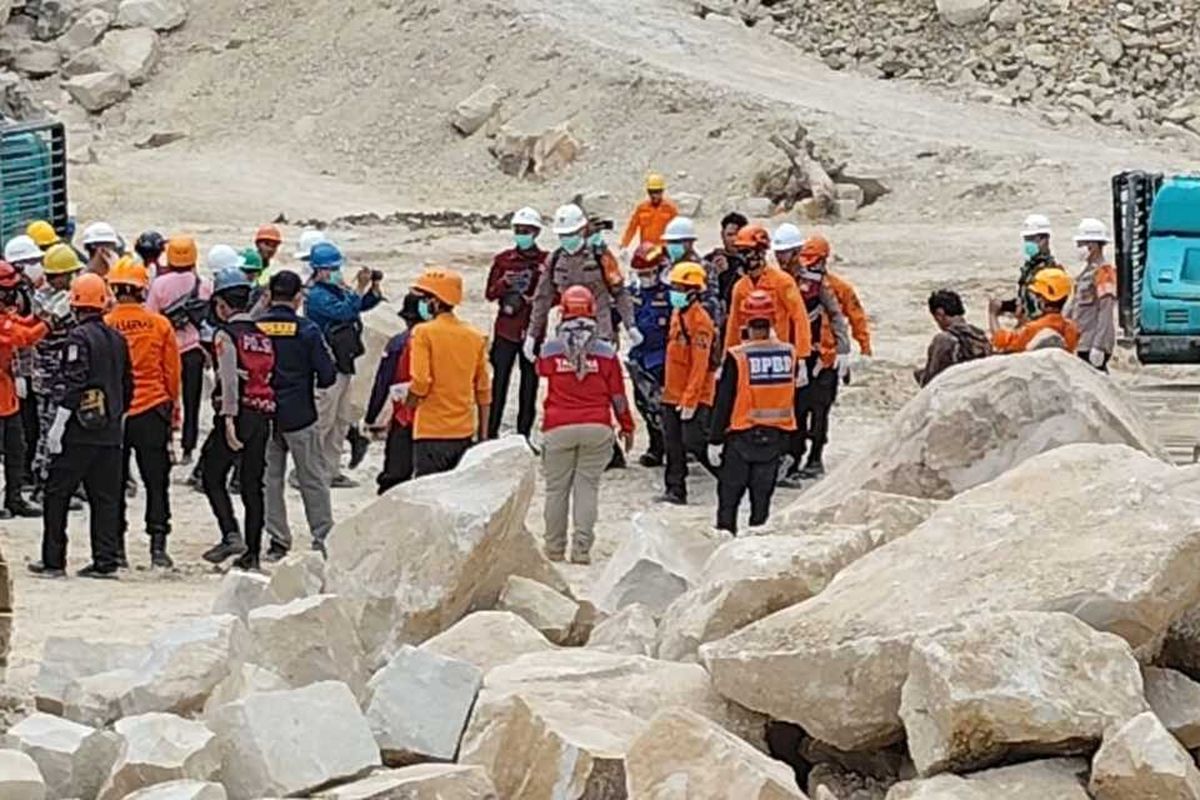 Tim gabungan mengevakuasi korban yang ditemukan kedua di area musibah longsor gunung kuda Kabupaten Cirebon pada Minggu (1/6/2025) siang.