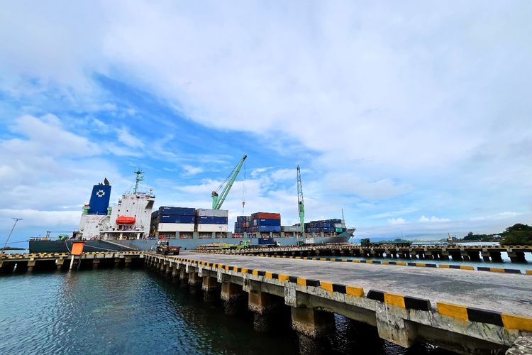 Anggrek Port, terletak di Pantai Utara Sulawesi, menjadi pintu gerbang penting bagi perdagangan antara Gorontalo dan negara-negara Asia Timur