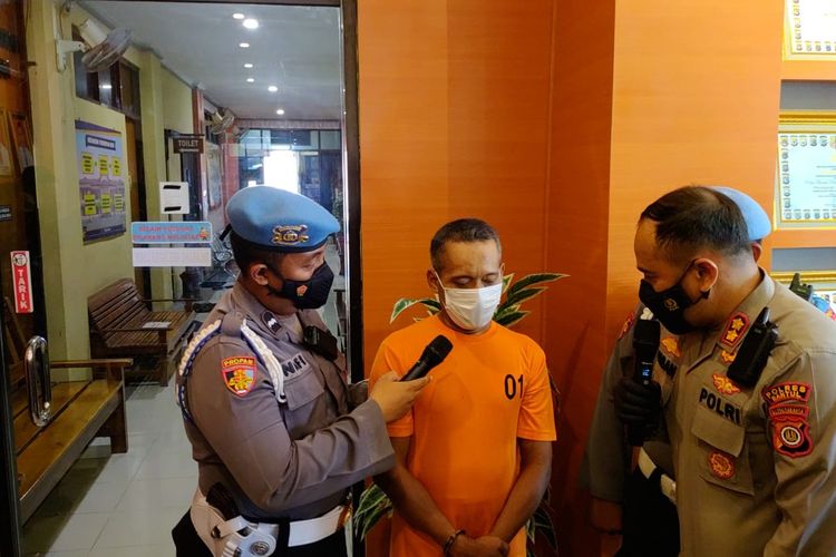Pelaku Pencabulan Anak Kandung (kaos Oranye) saat di mintai Keterangan Oleh Kapolres Bantul AKBP Ihsan di Mapolres Bantul Rabu (5/1/2022)