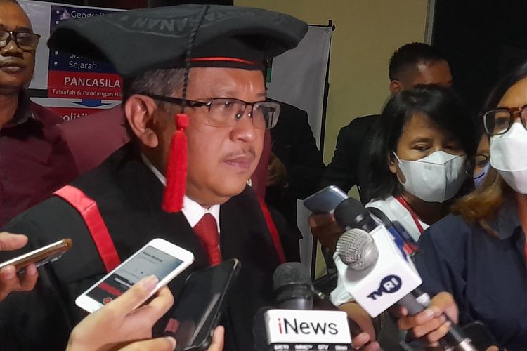 Sekretaris Jenderal DPP PDI-P Hasto Kristiyanto usai menjalani sidang promosi doktor di Universitas Pertahanan, Bogor, Senin (6/6/2022).