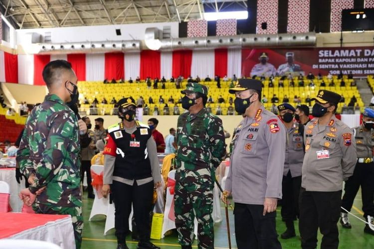 Panglima TNI Marsekal Hadi Tjahjanto dan Kapolri Jenderal Listyo Sigit Prabowo meninjau langsung pelaksanaan Vaksinasi Mereka Candi di Stadion Jatidiri, Kota Semarang pada Kamis (5/8/2021).