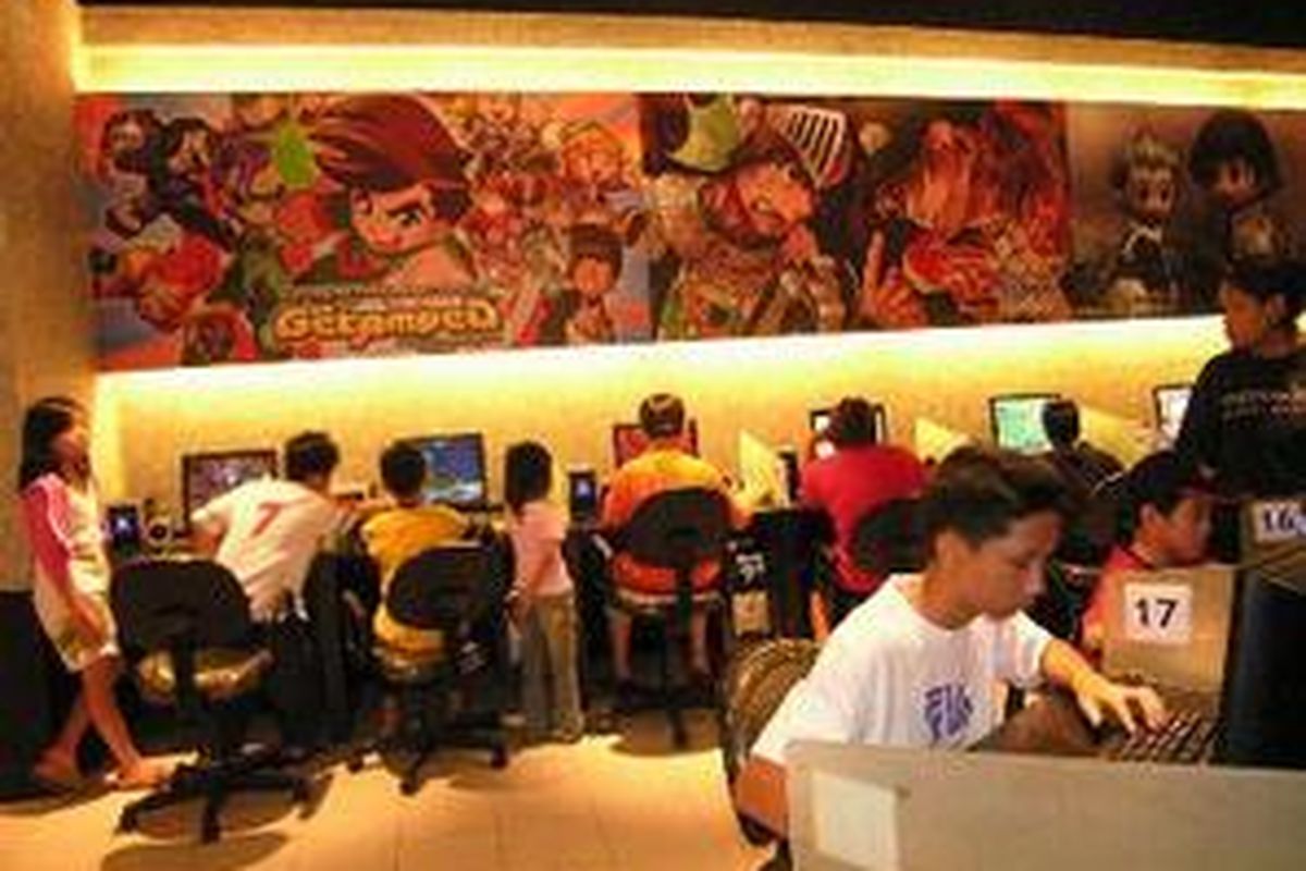 Warnet menjadi tempat nongkrong anak muda generasi saat ini.