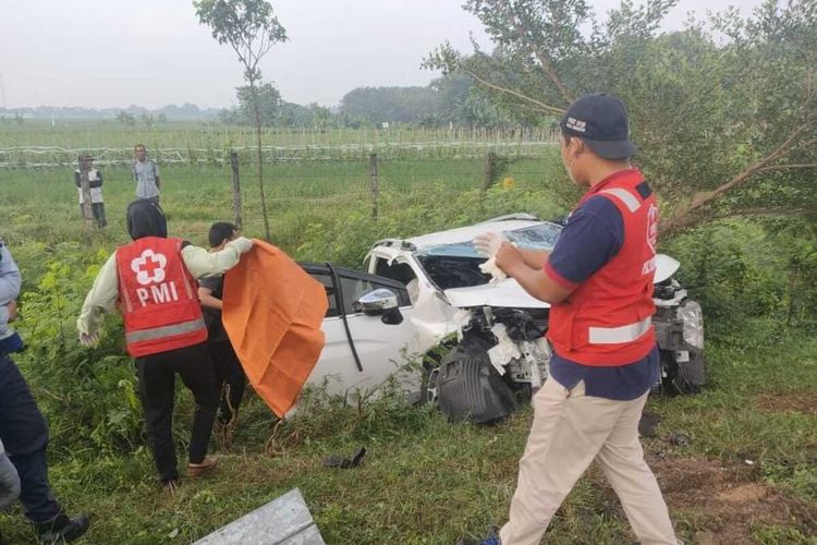 Terjadi kecelakaan di Jalan Tol Ngawi - Solo 525.600 Jalur B, lebih tepatnya di Desa Purwosuman, Kecamatan Sidoharjo, Kabupaten Sragen, Jawa Tengah pada 05.30 WIB, Rabu (11/5/2022).