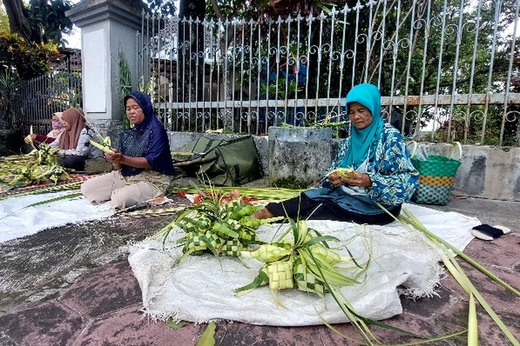 Ngatiyem dan keluarganya membuat selongsong untuk menyambut lebaran ketupat, Selasa (16/4/2024)