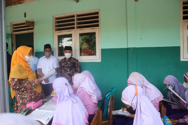 Wakil Bupati Mojokerto Muhammad Al Barra (kemeja batik), menemui siswa MI Roudlotul Muttaqin di Desa Penompo, Kecamatan Jetis, Kabupaten Mojokerto, Jawa Timur, yang belajar di teras sekolah, Kamis (18/11/2021).