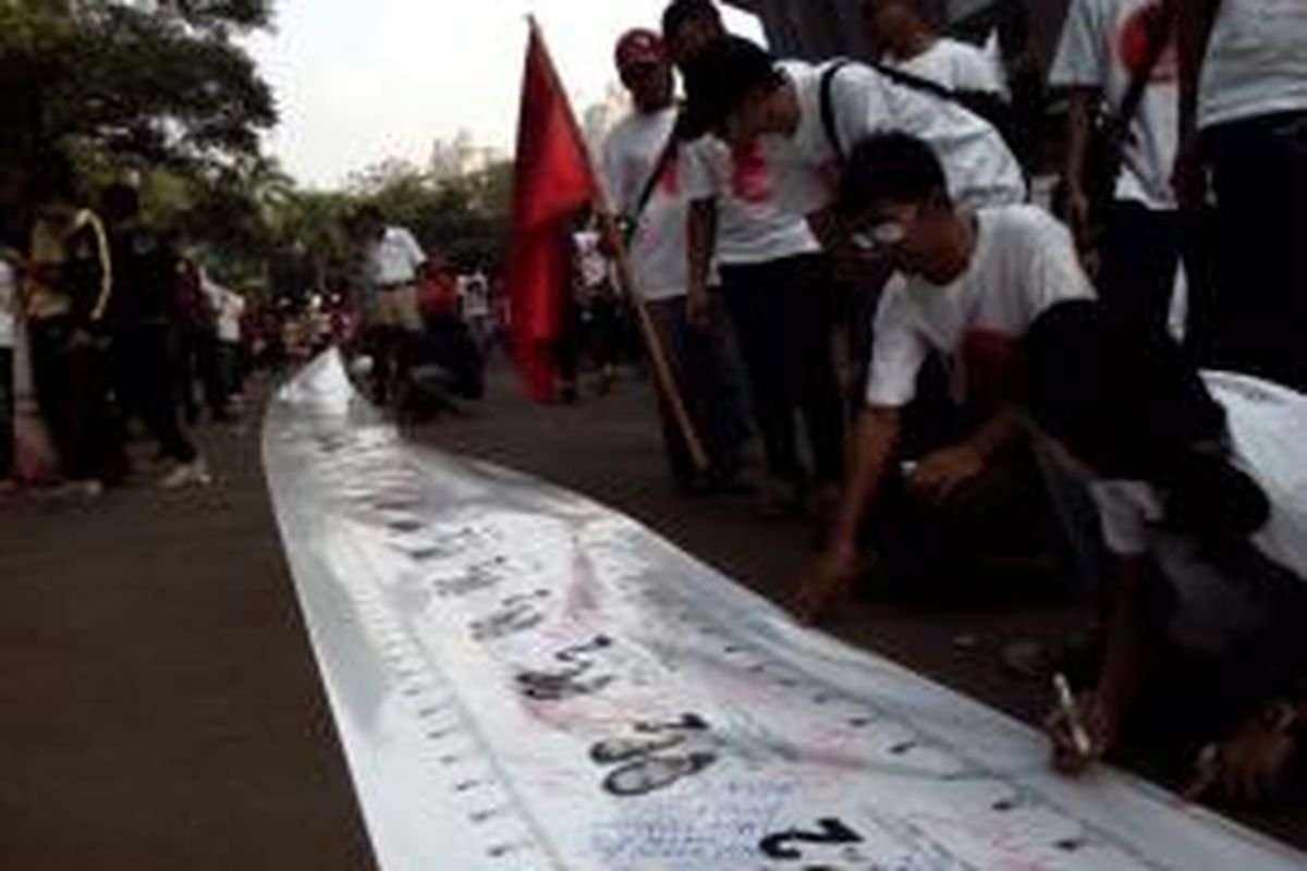 Spanduk dukungan untuk Jokowi-JK sepanjang 1 KM yang di gelar di Stadion Gelora Bung Karno, Jakarta, Sabtu (5/7/2014)