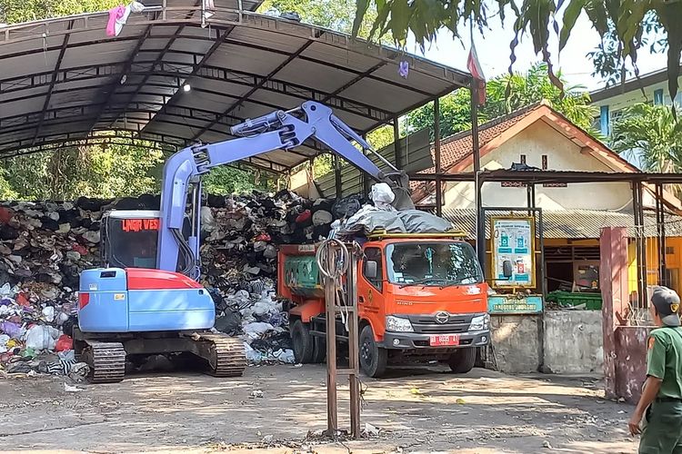 Prosesi pebuangan sampah dari depo mandala Krida hingga TPA Piyungan Kamis (27/6/2024)
