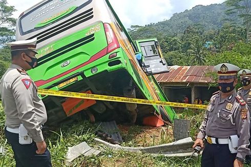 8 Kebiasaan Buruk Pengemudi Bus dan Truk di Indonesia