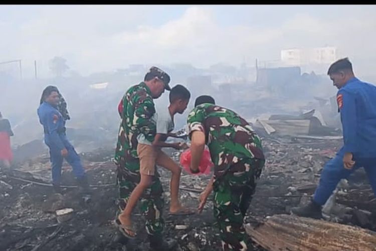 Personel Gabungan Dikerahkan Padamkan Kebakaran di Sunset Road Bali, Warga Dievakuasi