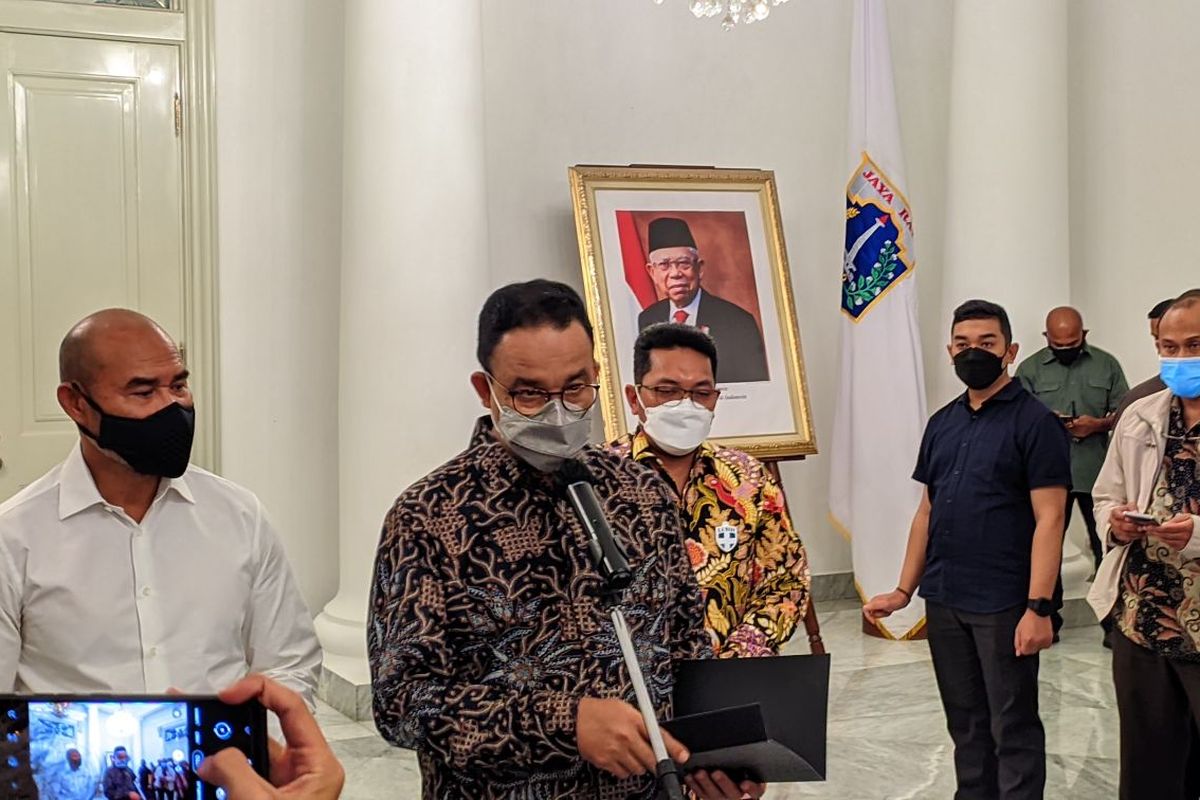 Gubernur DKI Jakarta Anies Baswedan (tengah) bersama Gubernur Nusa Tenggara Timur (NTT) Victor Laiskodat usai menyaksikan pemandangan kerja sama pengadaan daging sapi di Balairung Balai Kota DKI Jakarta, Selasa (26/10/2021)