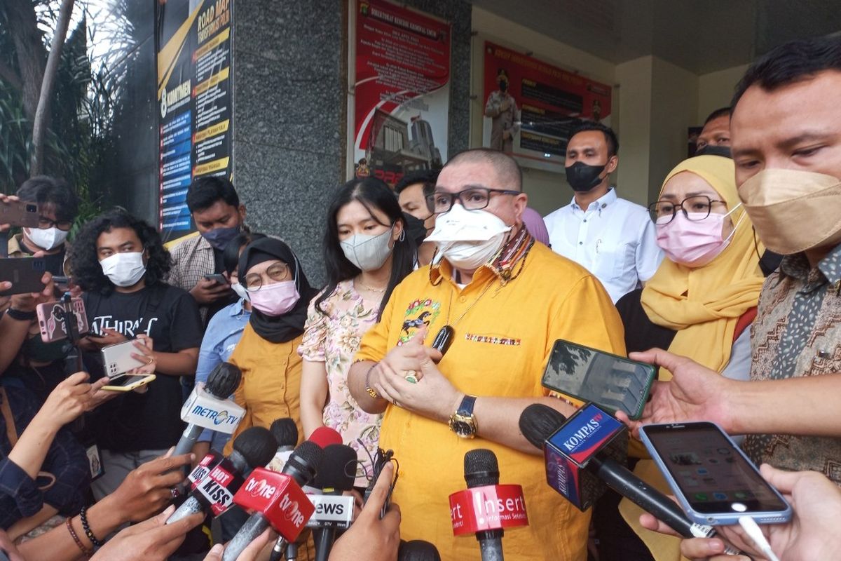 Kuasa Hukum Dokter Richard Lee, Razman Nasution, bersama Istri Richard Lee, Reni Effendi saat ditemui di Polda Metro Jaya, Selasa (28/12/2021).
