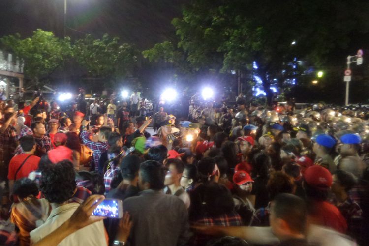 Massa pendukung Ahok masih bertahan di depan Gedung Pengadilan Tinggi, Jakarta Pusat hingga Jumat (12/5/2017) malam.