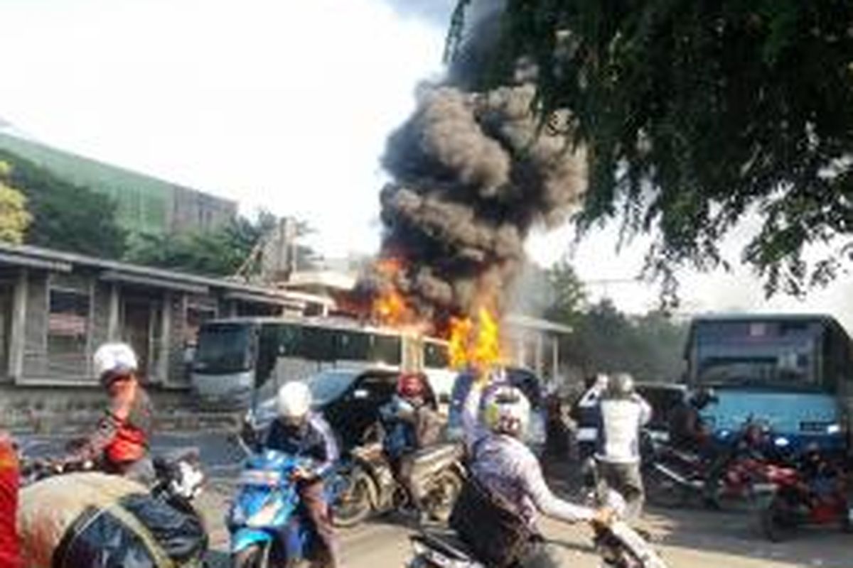 Satu bus transjakarta jenis bus gandeng yang terbakar di Halte Salemba, Jakarta Pusat, Jumat (3/7/2015)