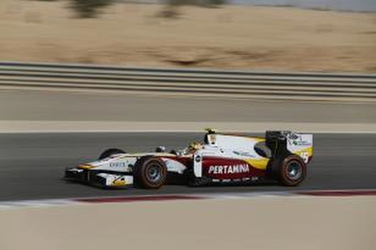 Pebalap Indonesia, Rio Haryanto, memacu mobilya di Sirkuit Bahrain, Sakhir, pada uji coba pramusim GP2 Series 2015, Kamis (2/4/2015).