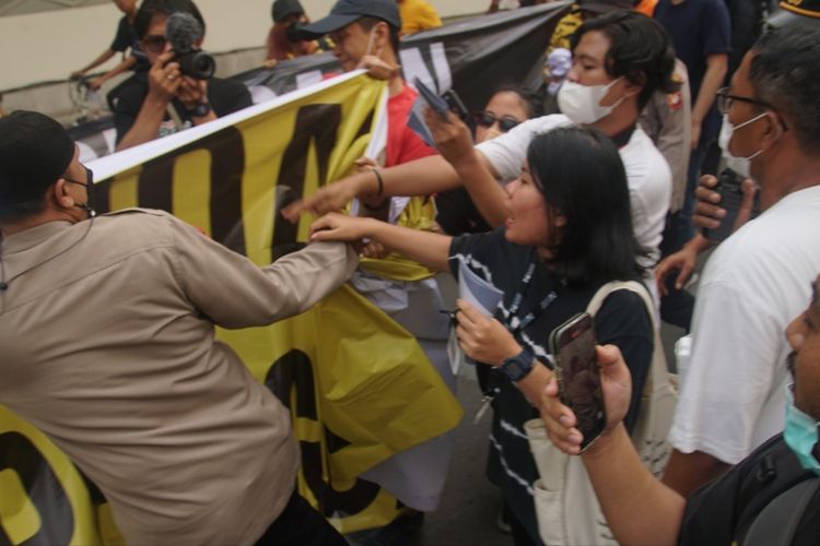Aksi dari berbagai elemen masyarakat yang menolak Rancangan Kitab Undang-Undang Hukum Pidana (RKUHP) di Bundaran HI, Jakarta Pusat, saat car free day (CFD), dibubarkan polisi, pada Minggu (27/11/2022).