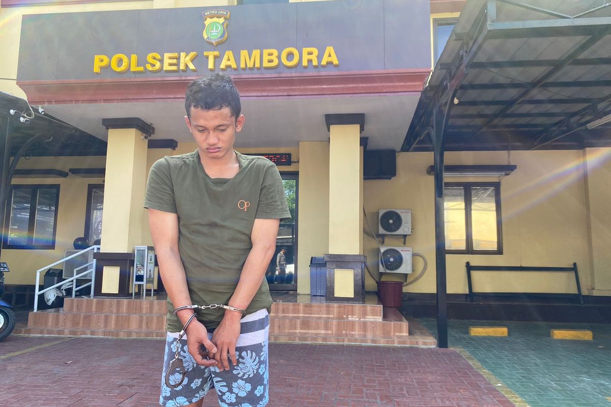DL alias Ipang (30), seorang jambret yang buron 2,5 tahun, akhirnya ditangkap Polsek Tambora. Ia tertangkap usai kembali beraksi dengan merampas kalung emas korban di Tambira pada Rabu (16/11/2022).