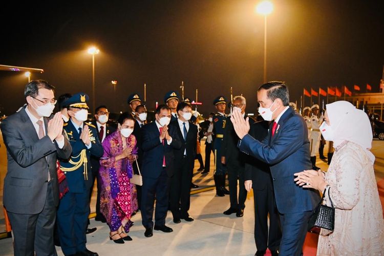 Presiden Joko Widodo dan Ibu Negara Iriana Jokowi bersiap menaiki pesawat dari Beijing, China, menuju Tokyo, Jepang, Selasa (26/7/2022).