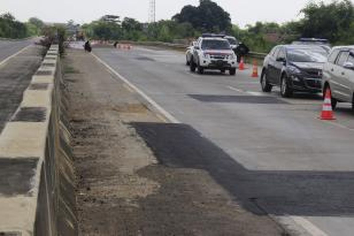 Kondisi aktual ruas Tol Kanci-Pejagan yang mengalami kerusakan sekitar 20 kilometer dari total panjang 35 kilometer. gambar diambil Selasa (2/6/2015).