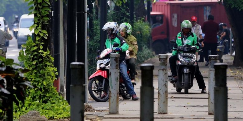 Pengendara sepeda motor yang melintasi trotoar di Jalan Kebon Sirih, Jakarta Pusat, Senin (17/7/2017). Pengendara sering memanfaatkan trotoar untuk memotong jalan agar bisa lebih cepat ketimbang melewati jalan raya.