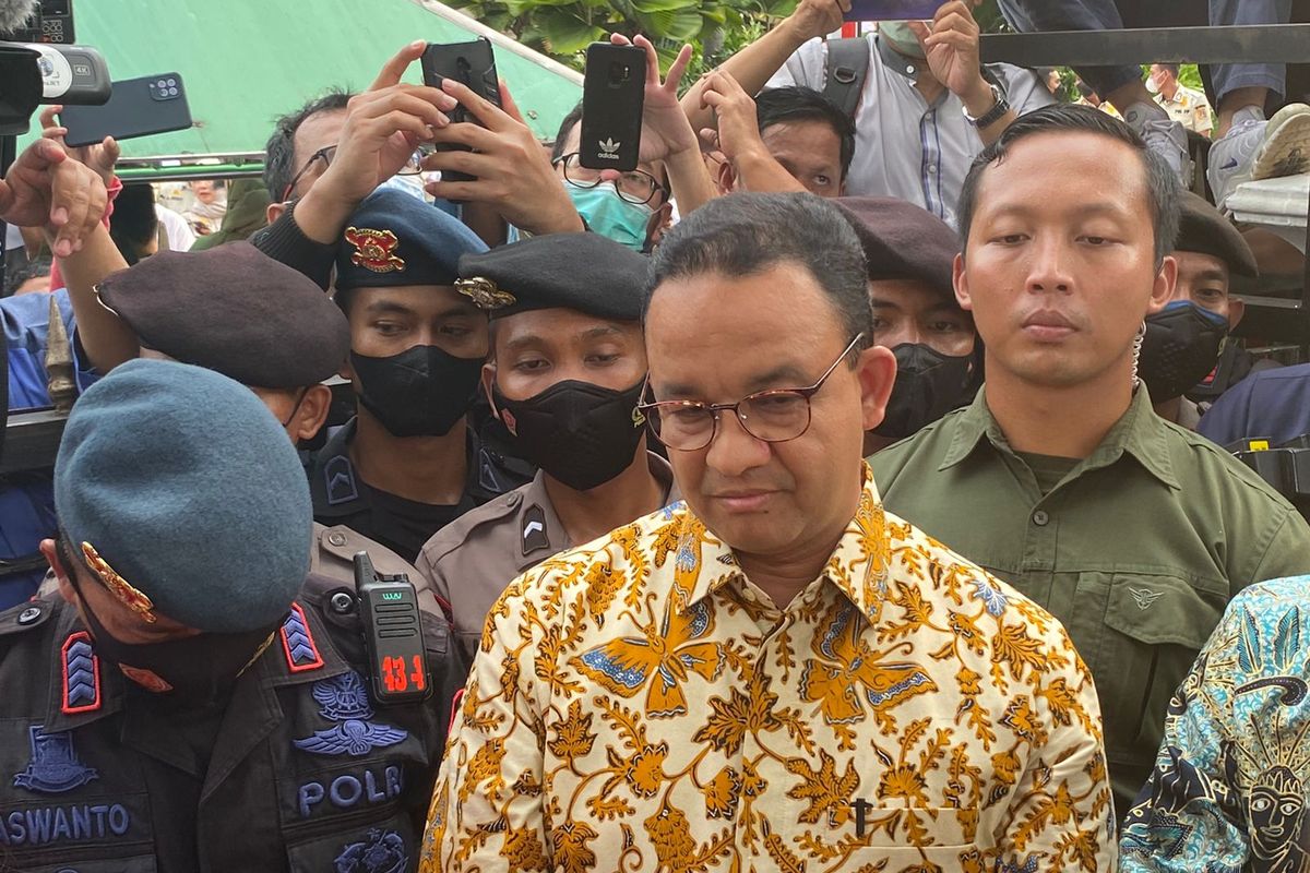 Gubernur DKI Jakarta Anies Baswedan menemui massa aksi di depan Balai Kota DKI Jakarta, Jumat (14/10/2022). Dia mendengarkan tuntutan yanh dilayangkan oleh  massa Koalisi Perjuangan Warga Jakarta (KOPAJA).