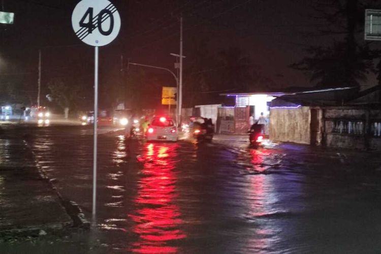 Jalan di kawasan Wayame terendam banjir setelah hujan deras mengguyur wilayah tersebut, Minggu (17/10/2021)