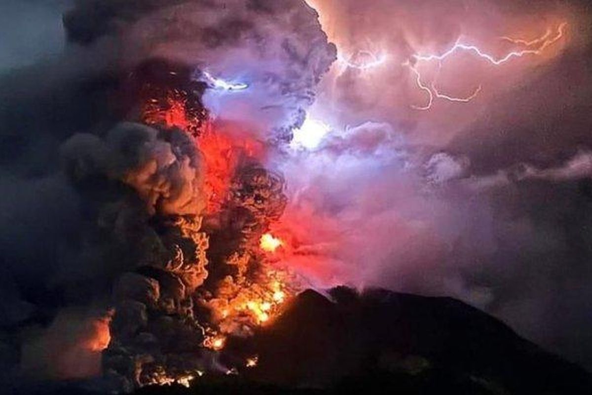 Erupsi yang disertai kilatan petir vulkanik terjadi di Gunung Ruang
