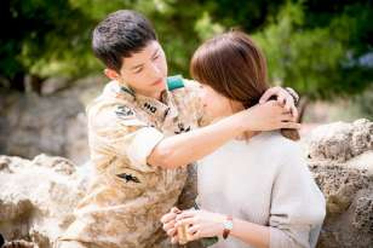Salah satu adegan dalam drama seri Descendants of the Sun dengan bintangnya Song Joong-ki (kiri) dan Song Hye-kyo.