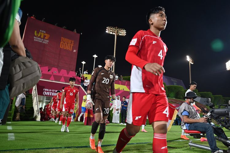 Pemain Timnas U17 Indonesia, Putu Panji, memimpin rekan-rekannya memasuki lapangan sebelum bertanding melawan Timnas Brasil pada laga Grup H Piala Dunia U17 2025 di Lapangan 7 Aspire Zone, Doha, Qatar, Jumat (7/11/2025). ANTARA FOTO/Bayu Pratama S/fzn/foc.