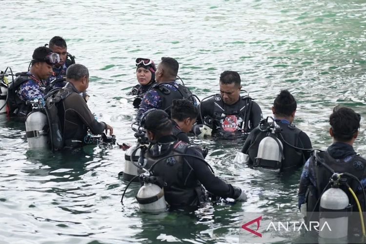 Aksi bersih laut dan pantai oleh Dinas Kelautan Perikanan Provinsi Maluku melibatkan 78 penyelam. ANTARA/Dedy Azis.