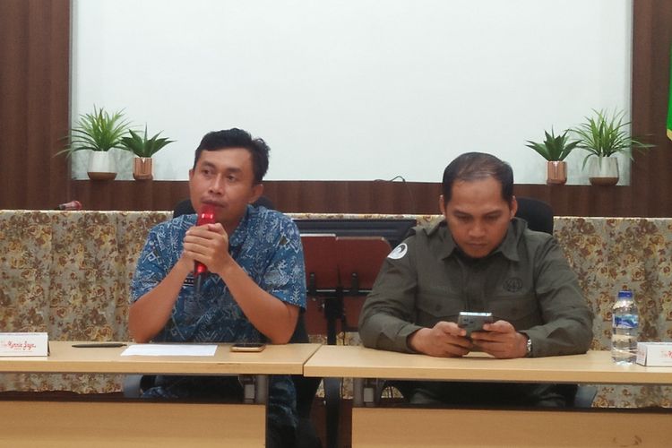 Kasubag Tata Usaha BPN Gresik Fanani (kiri) saat memberikan keterangan kepada awak media di kantor BPN Gresik, Jawa Timur, Jumat (15/12/2023).