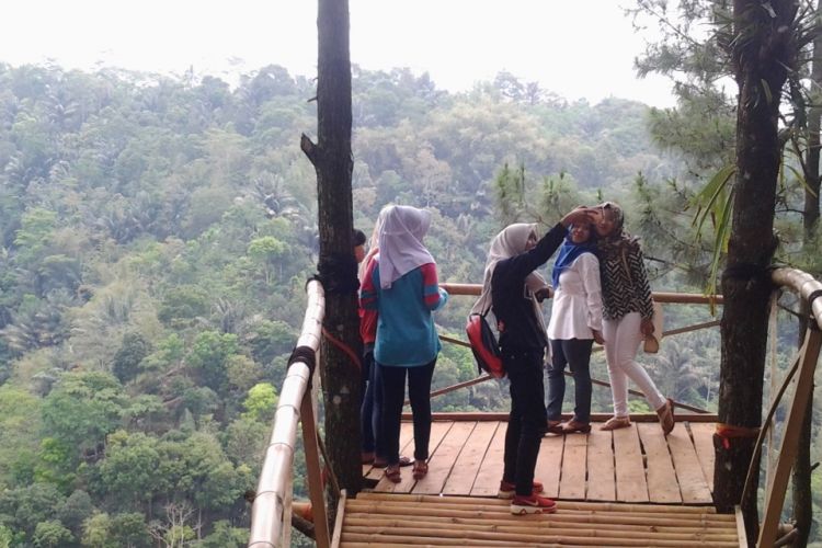 Wisatawan saat selfie dari atas gardu Curug Jeglung, Dukuh Jeplak, Desa Bendosari, Kecamatan Plantungan, Kabupaten Kendal, Jawa Tengah, Minggu (8/10/2017).