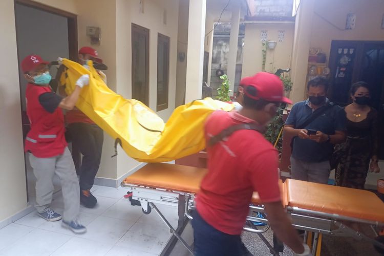 Jenazah MF (19), mahasiswi yang ditemukan tewas gantung diri saat dievakuasi petugas dari dalam kamar kosnya di Jalan Tukad Balian, Denpasar, Bali pada Selasa (8/11/2022). / Humas Polresta Denpasar
