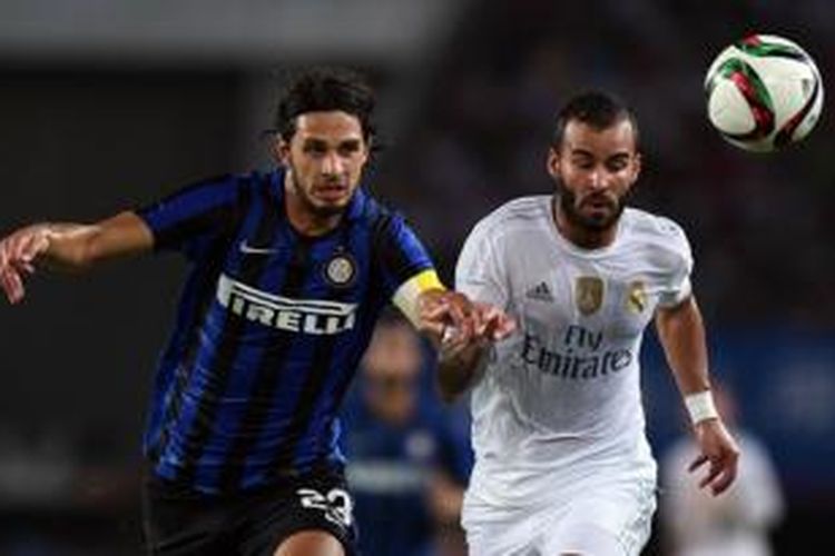 Bek Inter Milan, Andrea Ranocchia (kiri), saat berduel dengan penyerang Real Madrid, Jese Rodriguez, pada laga International Champions Cup 2015 di Tianhe Stadium, Guangzhou, Senin (27/5/2015).