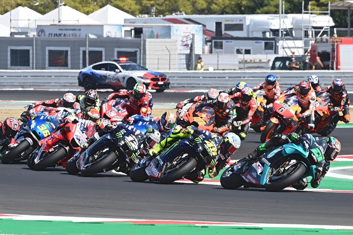 Pebalap mengemudikan motornya saat Grand Prix MotoGP San Marino di Sirkuit Misano Marco Simoncelli pada 13 September 2020. 