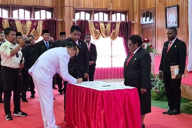 Penjabat Gubernur Papua Tengah Ribka Haluk melantik Valentinus Sudarjanto Sumito sebagai Penjabat Bupati Mimika di Nabire, Selasa (20/6/2023)