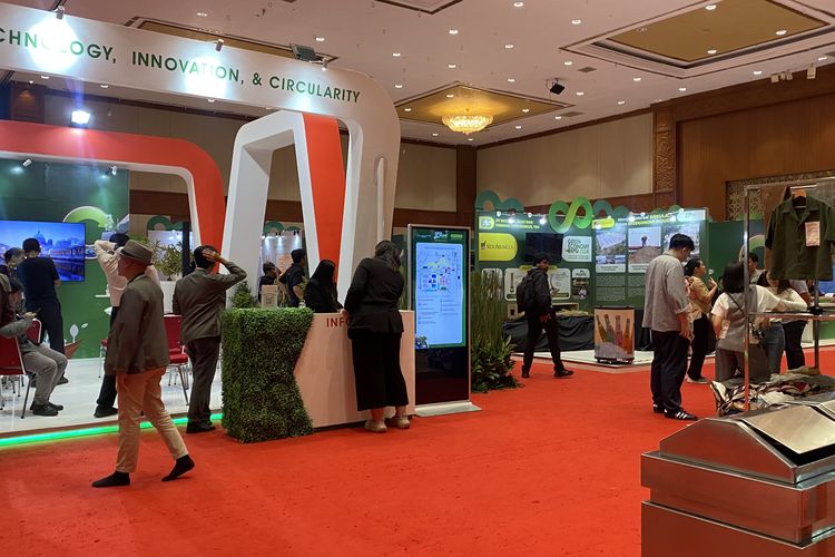 Suasana pameran Green Economy Expo yang digelar oleh Kementerian PPN/Bappenas di Jakarta Convention Center (JCC), pada hari kedua, Kamis (4/7/2024).