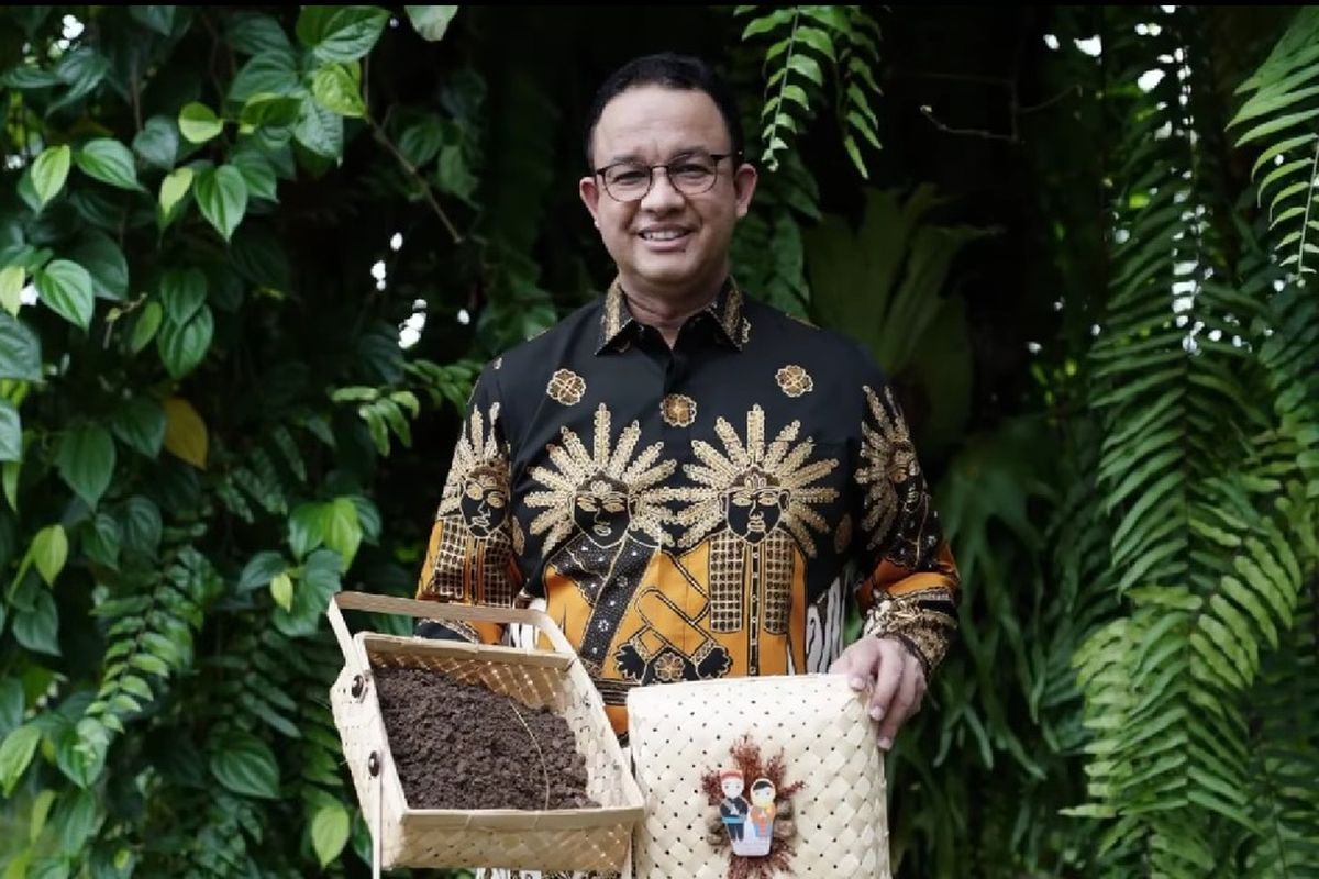 Gubernur DKI Jakarta Anies Baswedan membawa tanah Kampung Akuarium untuk diberikan ke Kendi Nusantara sebagai simbol pembangunan Ibu Kota Negara (IKN) baru di Kalimantan Timur, Minggu (13/3/2022).