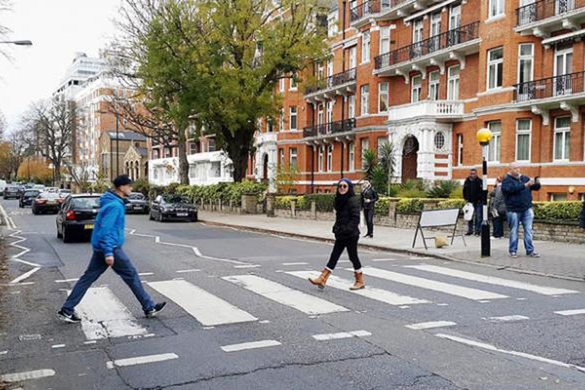 Para pelancong dari berbagai negara menjadikan tempat penyeberangan di Abbey Road ini sebagai tempat foto. Di tempat ini, The Beatles membuat salah satu cover albumnya. 
