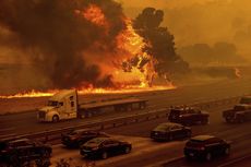 Merah Membara, Foto-foto Kebakaran Hutan California Luber sampai Jalan Tol