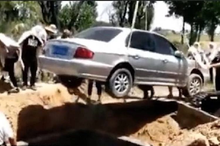 Inilah prosesi pemakaman Qi, pria asal Hebei, China, yang meminta agar jenazahnya dikuburkan di dalam sebuah mobil.