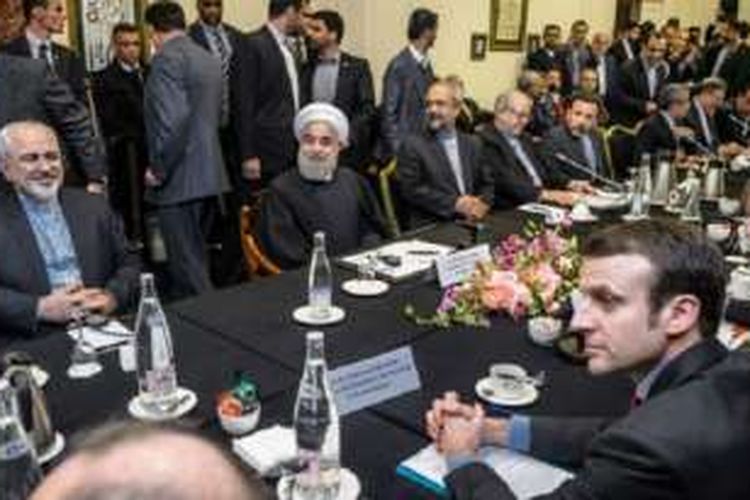 Presiden Hassan Rouhani didampingi Menlu Javad Zarif (kiri) bertemu dengan Menteri Ekonomi Prancis, Emmanuel Macron. 