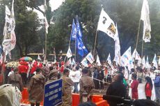 Hujan Turun, Massa Prabowo Diminta Tetap Bertahan di Depan Gedung MK