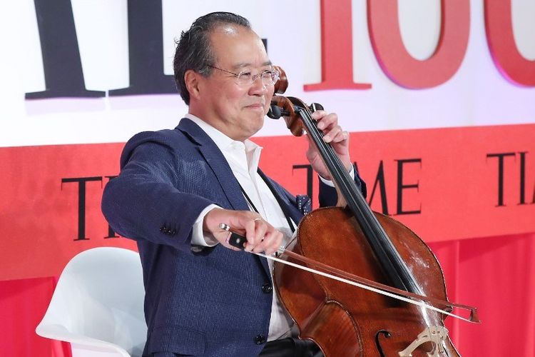 Pemain cello asal AS Yo-Yo Ma tampil di panggung TIME 100 Summit 2019 di New York City, pada 23 April 2019.