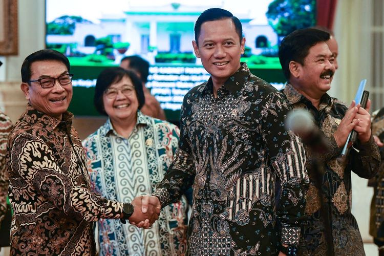 Menteri ATR/Kepala BPN Agus Harimurti Yudhoyono (kedua kanan) berjabat tangan dengan Kepala Staf Kepresidenan Moeldoko (kiri) disaksikan Menteri LHK Siti Nurbaya (kedua kiri) dan Menkopolhukam Hadi Tjahjanto jelang Sidang Kabinet Paripurna di Istana Negara, Jakarta, Senin (26/2/2024). Untuk pertama kalinya Ketua Umum Partai Demokrat Agus Harimurti Yudhoyono menghadiri Sidang Kabinet Paripurna yang dipimpin Presiden Joko Widodo setelah dirinya dilantik sebagai Menteri ATR/Kepala BPN. ANTARA FOTO/Sigid Kurniawan/tom.