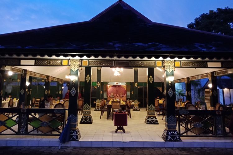 Bangunan joglo khas budaya Jawa, di Restoran Bale Raos di kawasan Keraton Kasunanan Yogyakarta, Sabtu (12/3/2018).